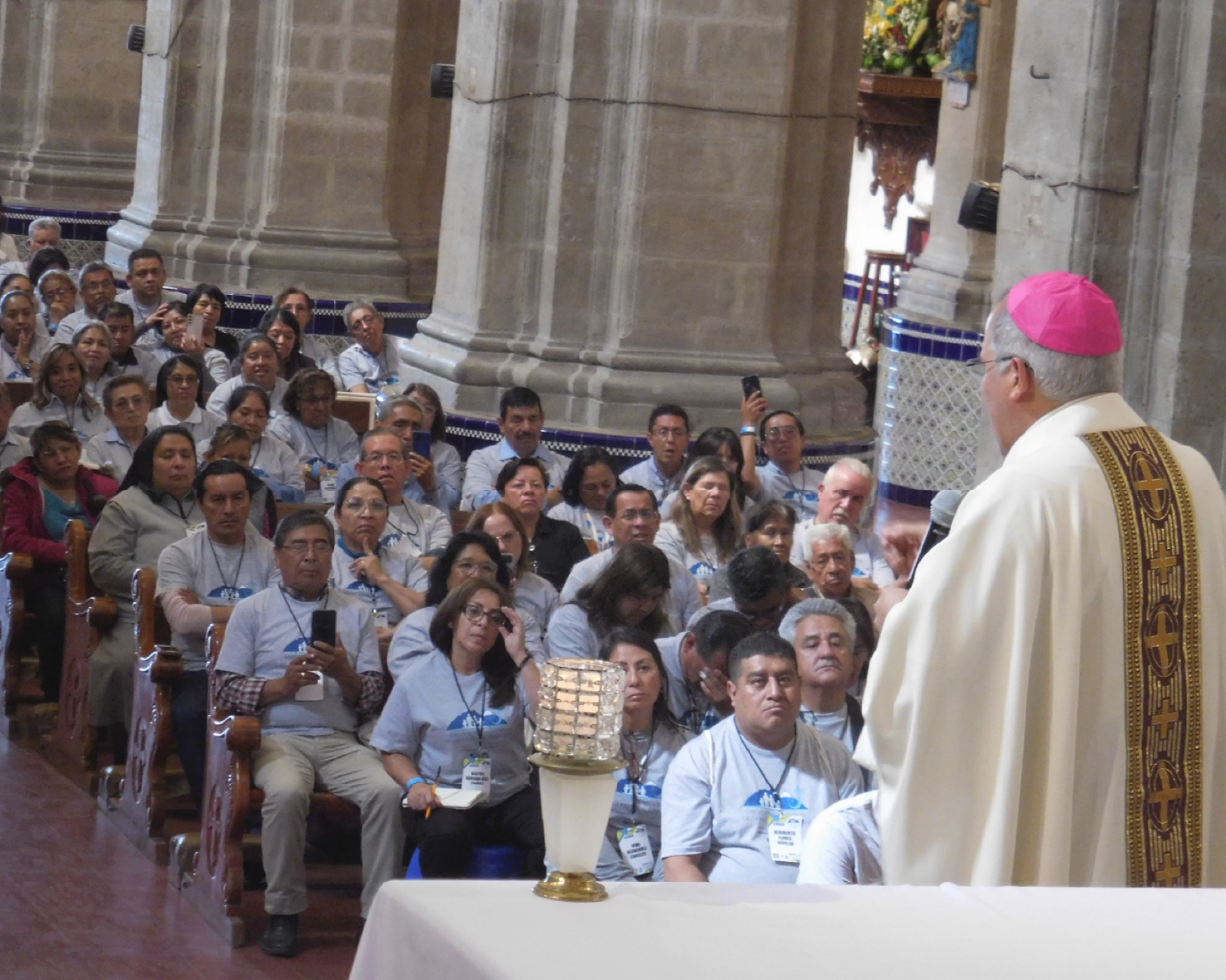 Agentes de pastoral participando en una celebración en la iglesia