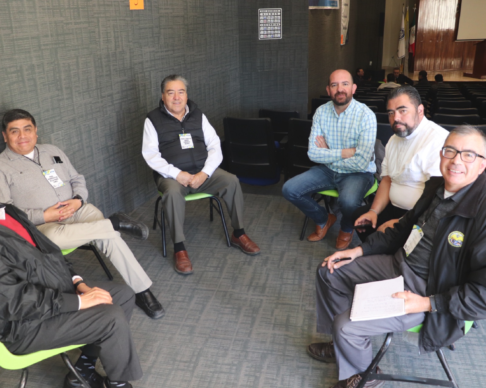 Sacerdotes reunidos en un círculo de trabajo