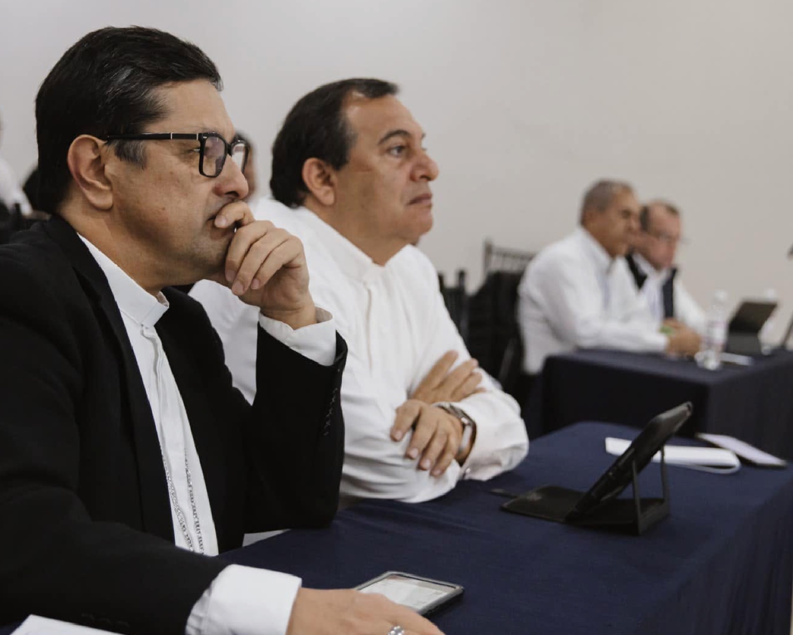 Sacerdotes atentos durante una sesión de formación
