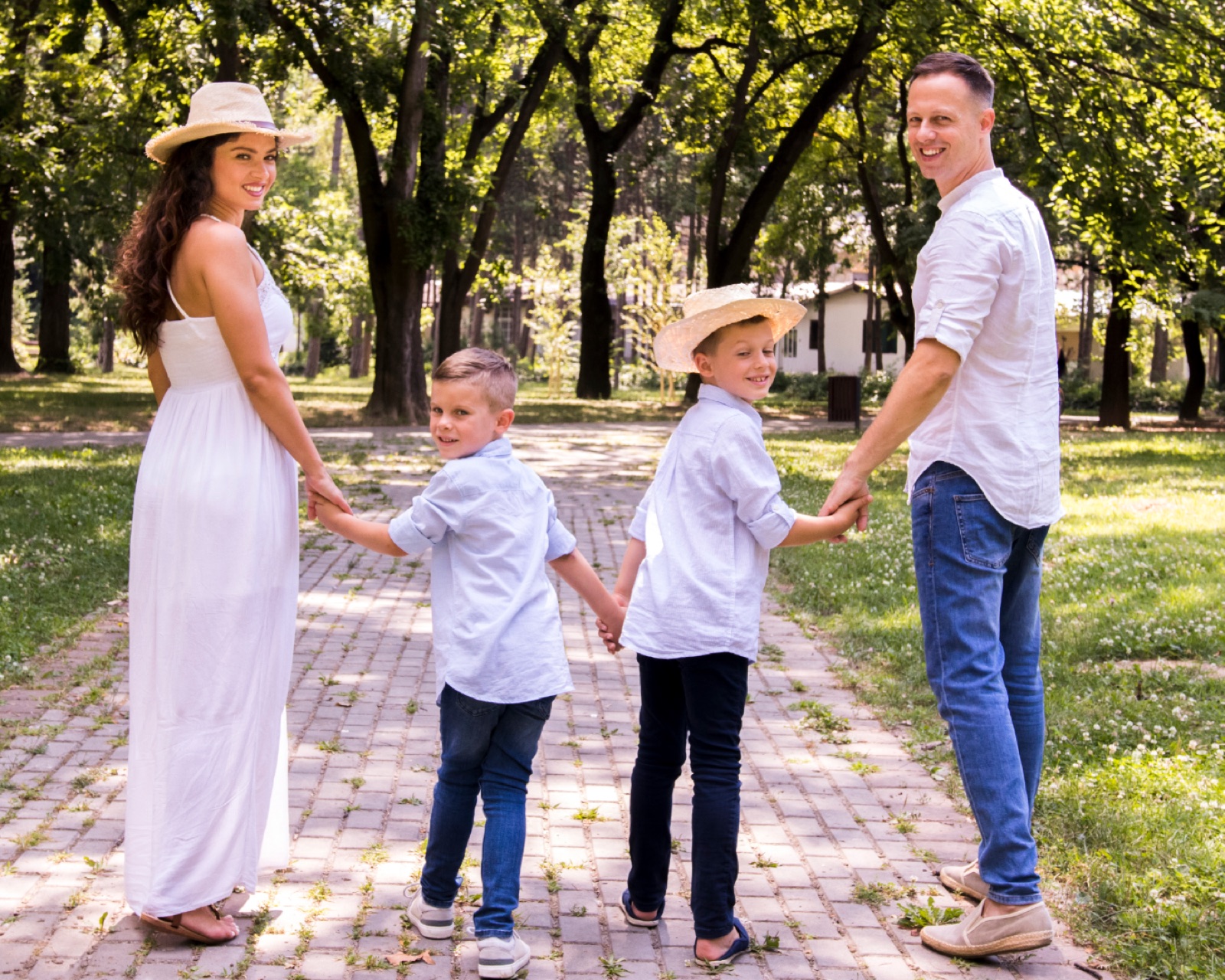 Familia caminando unida por un parque