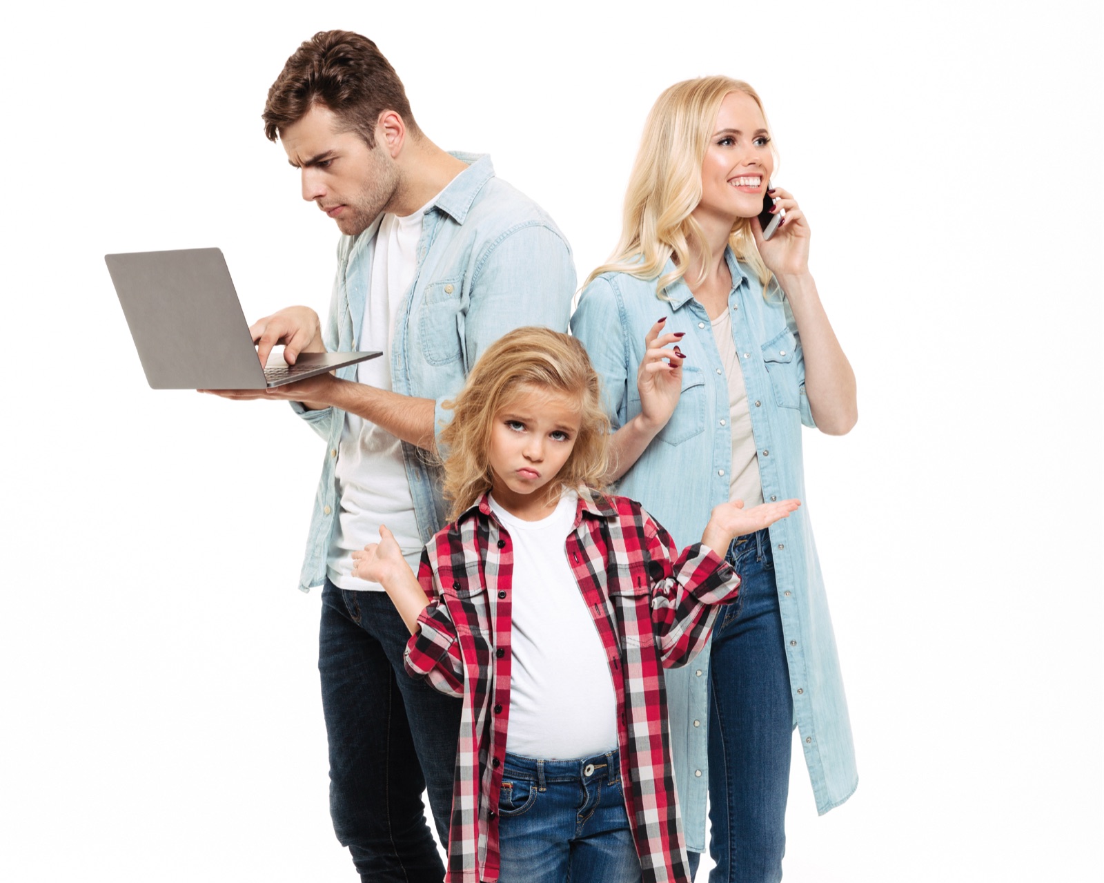 Familia utilizando distintos dispositivos digitales